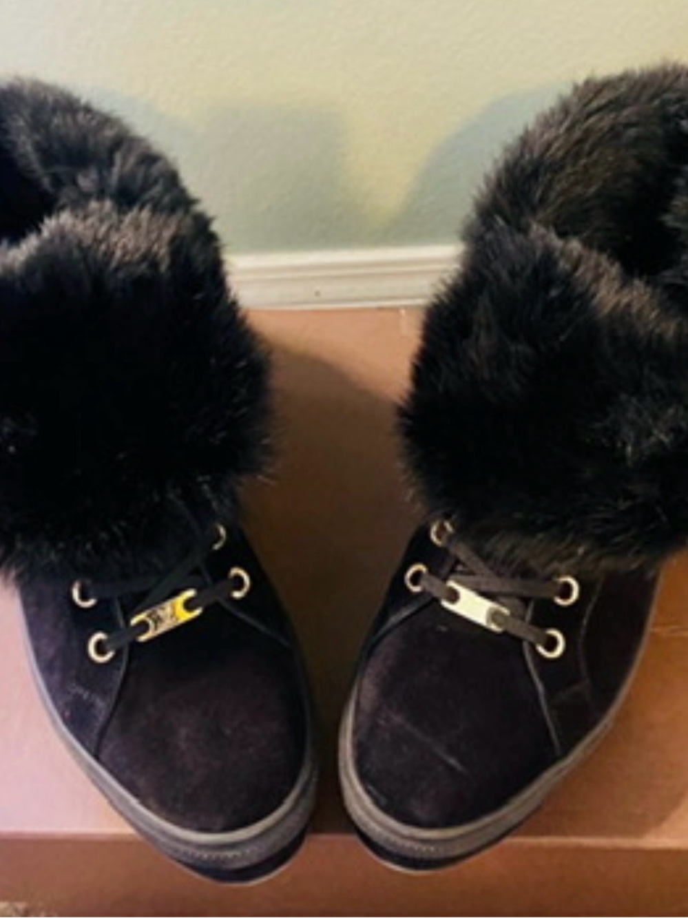 Louis Vuitton Black Suede Rabbit Fur Jazzy
High-Top Sneakers EUC